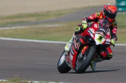 Superbike Imola: Alvaro Bautista lezione alla Rivazza, Ducati sbanca