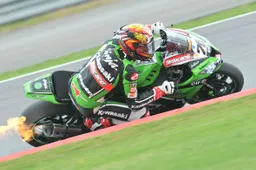 Superbike Silverstone Gara 2: Loris Baz prima della pioggia
