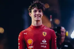 Oliver Bearman: un ritorno a scuola da vero signorino in rosso  