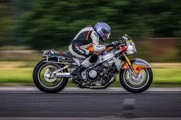 Nuovo record mondiale di velocità: Becci Ellis vola a 372/km su una naked