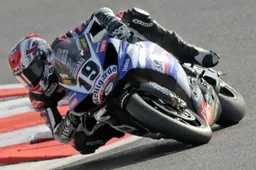 Superbike Magny Cours Gara 1: Spies batte Haga