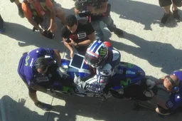 Lorenzo implacabile, Rossi a contatto: incroci pericolosi nel mare giallo