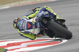 Rossi davanti a Lorenzo, l'urlo del re della giungla