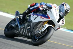 Superbike: la prima, storica vittoria di BMW nel mondiale SBK