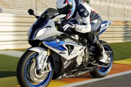 BMW HP4 disponibile dal 1 dicembre