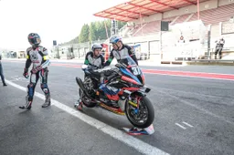 8h Spa EWC: ritiro per BMW Motorrad, YART Yamaha sempre davanti