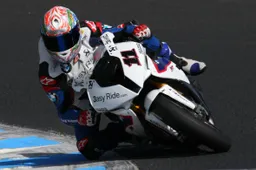 Superbike: la BMW costretta ad inseguire a Phillip Island