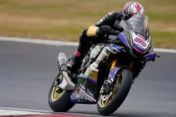 Ray comanda a Brands Hatch: nel British Superbike 14 piloti in 1"