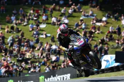 Brad Ray torna alla vittoria nel British Superbike, paura per Dan Jones