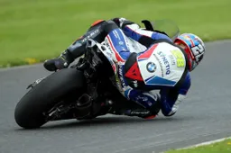 Team del British Superbike in pista a Mallory Park