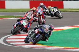 Show del British Superbike: Mackenzie vince una pazza Gara 2 a Donington