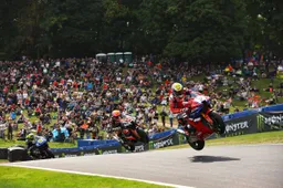 British Superbike: botta e risposta Bridewell-Ryde a Cadwell Park