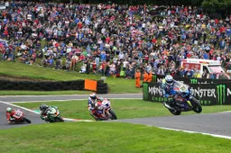 BSB a Cadwell Park dove si corre e si... salta