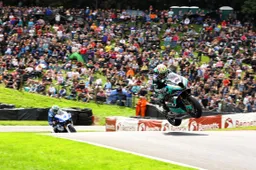 British Superbike a Cadwell Park dove si corre e si… salta!
