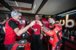 Superbike: Bulega vs Toprak, chi vince la corsa alla MotoGP? (video)