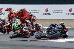 Superbike Magny Cours: Bulega spreca il jolly, van der Mark fa come Toprak