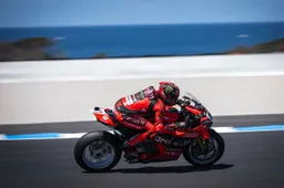 Superbike Phillip Island: Bulega martello Ducati, Rea è già rotto