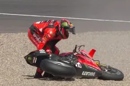 Superbike Donington, prove 2: Bulega spinge e Toprak fa meno paura