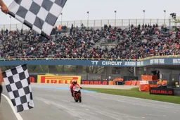 Supersport Gara 2: Nicolò Bulega re di Assen, podio tutto italiano