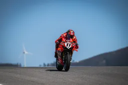 Superbike Portimao Prove 1: Bulega riprende la marcia, Toprak non gira