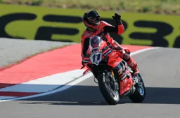 Superbike Cremona: Bulega stritola gara 1, Toprak non basta