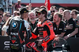 Superbike Donington: Toprak sbaraglia gara 2 ma con Bulega non finisce qui