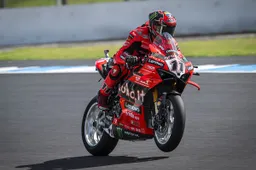 Superbike Phillip Island: Bulega pokerissimo in Superpole, Iannone prima fila