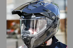 Tanami Caberg: un casco ultraleggero, grintoso e multiuso