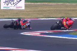 Superbike: Michele Pirro domenica bestiale, una caduta pagata cara (video)