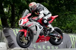 Tourist Trophy: infortunio al polso per uno sfortunato Cameron Donald