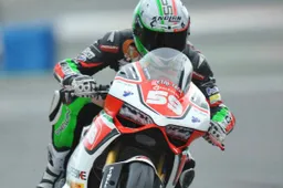 Superstock 1000 Magny Cours Prove 2: Canepa leader