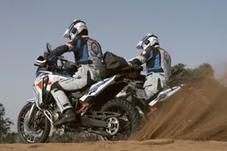 Cardo System, il comunicatore Packtalk Edge sulle strade di Honda Adventure