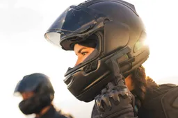 Cardo System guarda alla sicurezza: Packtalk Pro chiama soccorso