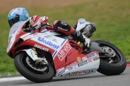 Superbike: pista bagnata, Carlos Checa comanda a Portimao