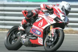 Superbike: operazione riuscita per Carlos Checa