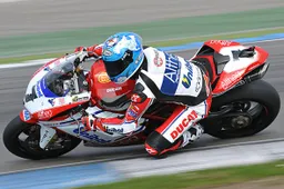 Superbike Assen Gara 2: Carlos Checa la spunta su Biaggi