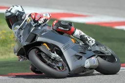 Carlos Checa prova la Ducati 1199 Panigale a Misano