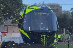 MotoGP, Valentino Rossi svela il casco record: "Continuate a guardare le gare"