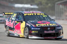 Casey Stoner subito protagonista all'esordio in auto