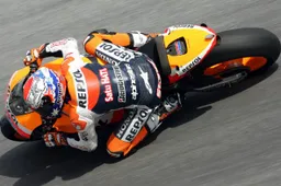 MotoGP: terzo giorno a Sepang, cade Stoner e Rossi recupera