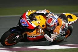 MotoGP Losail Gara: Stoner saluta tutti e vince, Rossi 7°