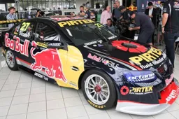 Casey Stoner svela la sua Holden per il V8 Supercars