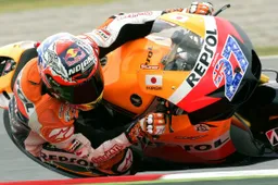 MotoGP Barcellona Prove Libere 3: vola Stoner, a terra Rossi
