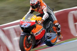 MotoGP Brno Gara: Stoner domina, podio per Dovizioso e Simoncelli