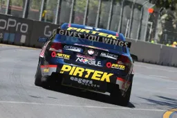 Casey Stoner a muro all'esordio in gara nel V8 Supercars