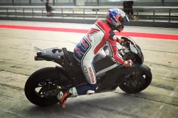 MotoGP: Casey Stoner fermato dalla pioggia a Sepang