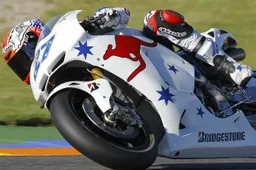 MotoGP: Casey Stoner, anello da 40 mila dollari per Adriana