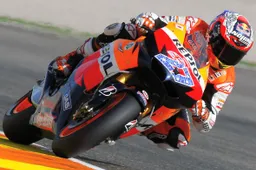 MotoGP Valencia Gara: Stoner beffa un incredibile Spies