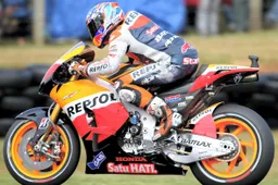 MotoGP Phillip Island Warm Up: vola Stoner, a terra Rossi
