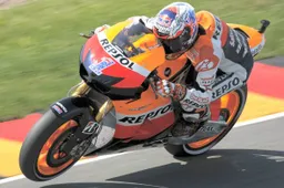 MotoGP Sachsenring Warm Up: Stoner 1° con scivolata